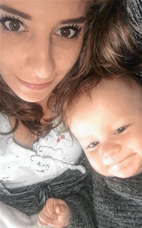 Ein Bild aus glücklichen Tagen: Rebecca Sillaber mit ihrem Sohn Nazar, heute elf Monate alt und in der Türkei spurlos verschwunden. Oma Gabi Sillaber aus Oberaudorf sucht verzweifelt nach ihm.Foto privat