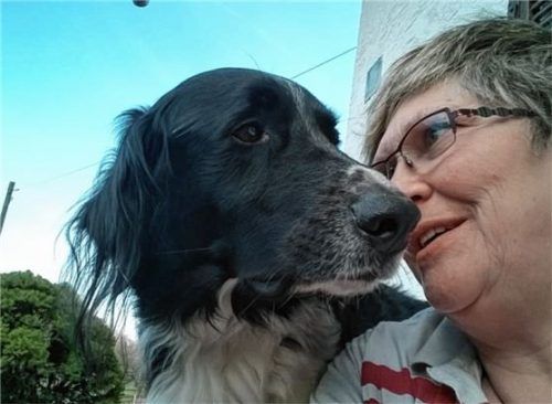Ein Bild aus glücklichen Tagen: Susanne Stuffer und ihr Hund Korbinian, der möglicherweise auch vergiftet wurde. Foto re
