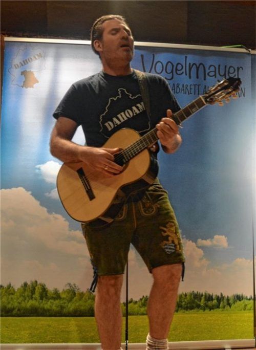 Ein gelungener Abend: Kabarettist Thomas Vogelmayer zeigte mit seinem Programm die Liebe zu seiner Heimat zum Freistaat und sorgte mit seinen Liedern für viele Lacher im Publikum. Foto Niederschweiberer