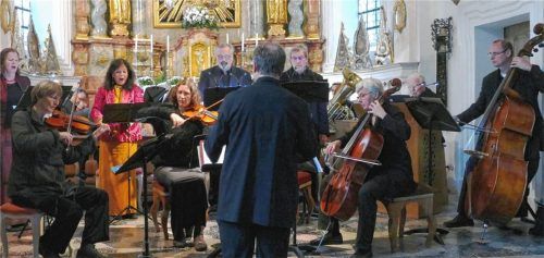 Ein Gesangsquartett (von links: Priska Eser, Luitgard Hamberger, Andreas Hirtreiter, Thomas Hamberger) und das Cantate-Ensemble musizierten unter der Leitung von Andreas Legath. Foto  Janka