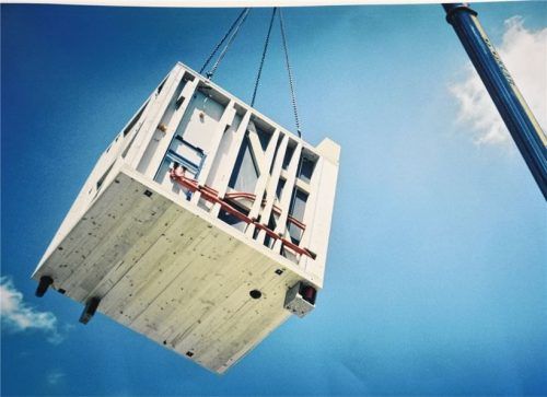 Ein modulares Badezimmer aus Holz schwebt am Kran auf eine Baustelle. Das Rosenheimer Start-up Tjiko lässt diese fertigen, nachdem das Bad individuell für den Kunden per Software gestaltet wurde. Fotos Schlecker