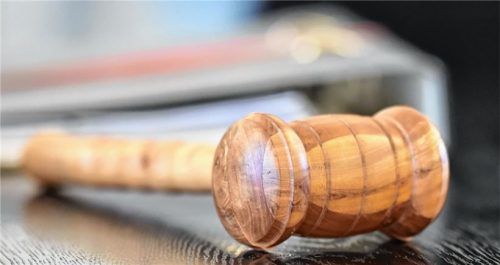 Ein Richterhammer aus Holz