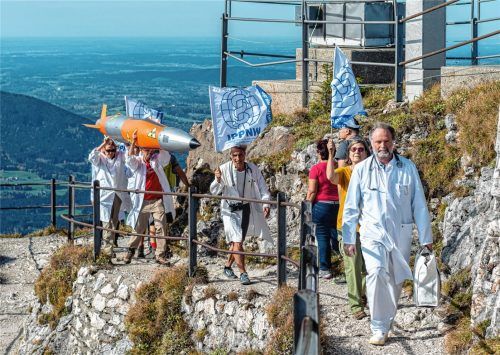 Ein spektakuläres Bild boten die Ärzte mit einer Raketenattrappe auf dem Wendelstein. Sie warnten mit diesem Marsch vor nuklearen Gefahren. Foto thomae