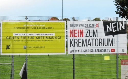 Ein Zaun, zwei Meinungen: An einem Sportplatz in Kolbermoor haben Gegner und Befürworter des Krematoriums Banner aufgehängt. Foto Riediger