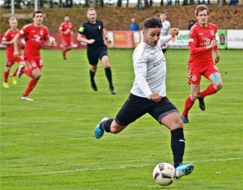 Eine der Schlüsselszenen des Spiels: Riesenchance für Danijel Majdancevic nach acht Minuten, als er allein auf den Aubstädter Keeper Mack zusteuerte und diesen anschoss.
