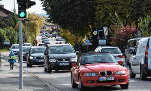 Eine echte Qual für Autofahrer und Anwohner ist das hohe Verkehrsaufkommen im Rosenheimer Stadtteil Pang, hier auf der Panger Straße.