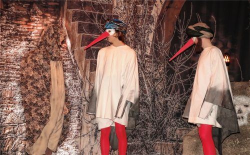 Eine Szene aus dem Stück „Kalif Storch“ begeisterte die Besucher des Festabends.Foto re