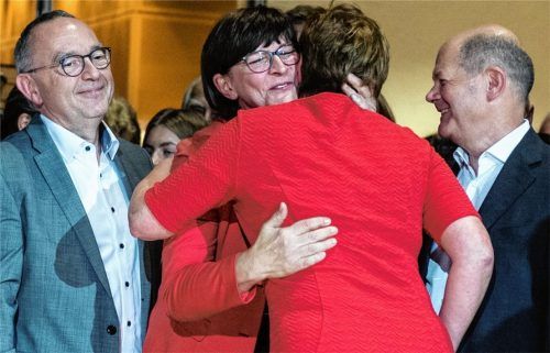 Eine Umarmung vor dem Wahlfinale: Saskia Esken (Zweite von links) herzt Klara Geywitz, eingerahmt von Norbert Walter-Borjans (links) und Olaf Scholz. Die Kandidatenpaare Esken/Walter-Borjans und Geywitz/Scholz gehen nun in die Stichwahl um den SPD-Bundesvorsitz. Foto dpa