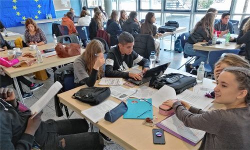 Eine Woche lang waren insgesamt 15 Schüler aus Spanien, Luxemburg und der Slowakei zu Gast am Gymnasium Waldkraiburg. Gemeinsam mit 15 Gymnasiasten begaben sie sich auf historische Spurensuche in der Stadt.