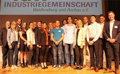 Einen Grund zum Feiern gibt es für die Lehrlinge und deren Ausbilder der IGW-Betriebe: Die zwölf besten Absolventen wurden geehrt, mit ihnen zum ersten Mal auch Schüler. Foto  Lohmann