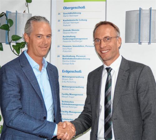 „Einer der anschiebt und in unser Anforderungsprofil passt“: Bürgermeister Robert Pötzsch (rechts) freut sich auf die Zusammenarbeit mit dem neuen Stadtbau-Geschäftsführer Martin Reitmeyer.Foto  Grundner