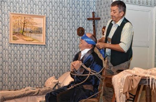 Einer von vielen Höhepunkten: Sigi fesselt seinen Freund Theo an einen Stuhl. Fotos Ruprecht
