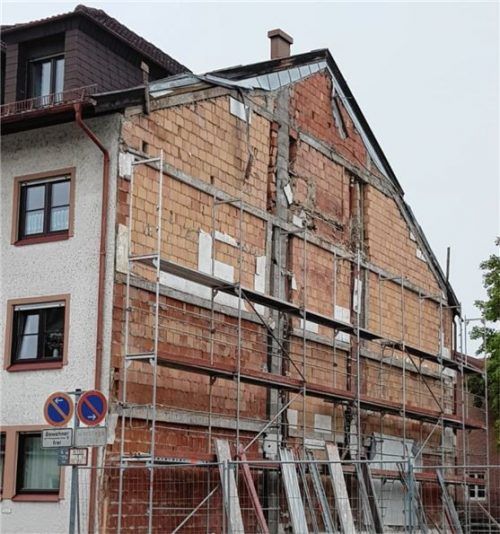 Eingerüstet: Offensichtlich soll an der Hauswand in der Färberstraße 23 gearbeitet werden. Der Bauherr will sich dazu nicht äußern.Foto Weinfurtner