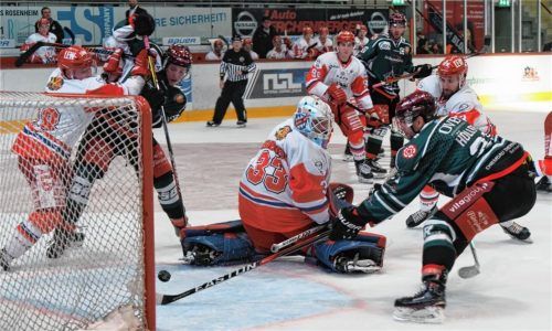 Einziger Erfolgsmoment: Alexander Höller trifft zur 1:0-Führung für die Starbulls.Foto Ziegler