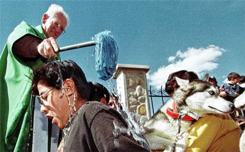 Eiskaltes, aber geweiht Wasser: Padre Sebastian Obermaier gibt einer Bolivianerin seinen Segen. Foto reuters