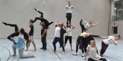 Elemente von Ballett, Lyrical Dance, Hip-Hop und Akrobatik fließen in das Theaterstück „Noe tanzt“ ein. Nach der Premiere im Mai in St. Wolfgang gibt es noch eine Aufführung zu sehen – im Haus der Kultur in Waldkraiburg. Für das Ensemble geht damit ein großer Wunsch in Erfüllung. Unter den Tänzern sind auch Theresia Graml und Andreas Hufnagl (vorne links), die in der vergangenen Faschingssaison Prinzenpaar in Kraiburg waren.Foto  meier
