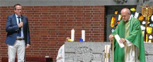 Auf Gottesdienste in der großen Gemeinschaft muss Pater Bernhard Stiegler verzichten wie alle anderen Pfarrer auch. Als Ordensmann kann er aber mit einer kleinen Hausgemeinschaft die Liturgie feiern.Fotos  Bachmaier