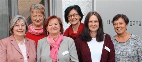 Engagieren sich für die kleinen Patienten (von links): Heike Denk, Sigrid Liehr, Gerdi Heitmair, Maria Lohmayer und Rosi Opperer (rechts) vom ehrenamtlichen Besuchsdienst „Kind Im Krankenhaus“, hier mit Susanne Ziegler (Zweite von rechts), Psychologin der Schön Klinik.Foto  re