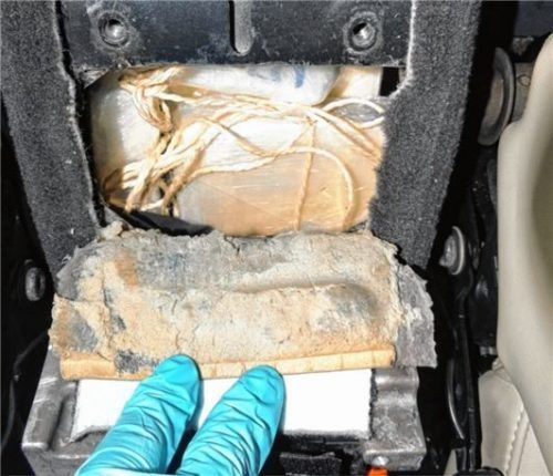 Erfindungsreich sind die Drogenschmuggler bei der Wahl ihrer Verstecke. Auf diesem Archivbild war das Kokain in der Mittelkonsole eines Autos versteckt.Foto dpa