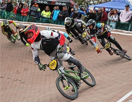 Erich Grabichler (vorne) vom Maloja BMX Team gewann gleich doppelt die Gesamtwertung in der Bundesliga-Rennserie. Foto Meyer