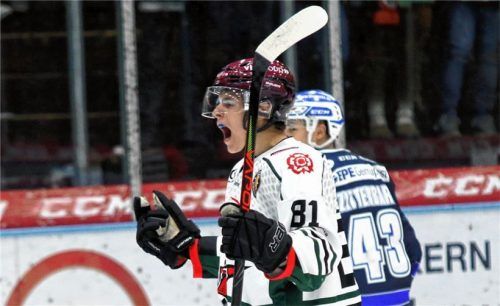 Erst 18 Jahre und sehr treffsicher: Kevin Slezak erzielte in Garmisch zwei Tore und verwandelte den entscheidenden Penalty. Foto  Rabuser