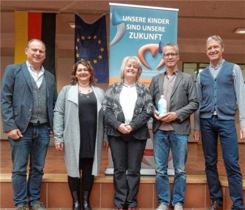 Es geht auch ohne Chemie, finden Christoph Fischer (EM-Chiemgau), Doris Kostic, Elke Seidl-Tschauner (Braun Gebäudeservice), Florian Burggraf (Rektor) und Rainer Auer (Bürgermeister).Foto re