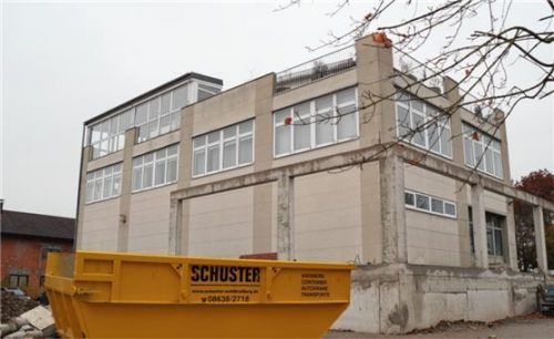 Es schaut nach Baustelle aus. Doch die Umbauarbeiten an der neuen Moschee im Gewerbegebiet kommen nur sehr schleppend voran.Foto  Grundner