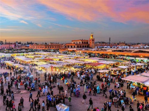 Exotisches Flair vor der Stadtkulisse Marrakeschs: der Platz Djemaa el Fna. Fotos GettyImages_FTI