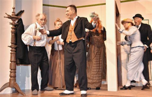 Fabrikant Otto Fleischhauer (Franz Zäch, Mitte) wirft mit Geld nur so um sich. Da wird Karl Knauser (Horst Rankl, links) ganz schwarz vor Augen.