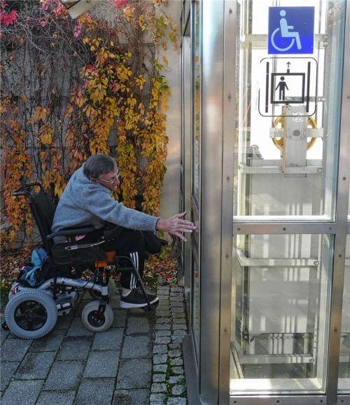 Fährt er – oder fährt er nicht? Für Josef Aschauer ist die Aufzugssituation am Bahnhof Kiefersfelden ein echtes Problem. Foto Hoffmann
