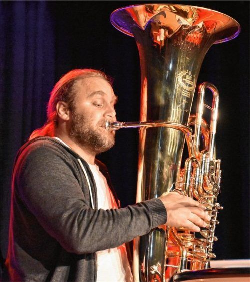 „Fanny“, so nennt Andreas M. Hofmeir liebevoll sein Instrument, dem er überraschend virtuose Töne zu entlocken vermochte. Foto Schlecker