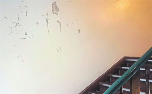 Feuchte Flecken im Flur: Das ist ein deutliches Warnzeichen. Foto dpa/Mordler