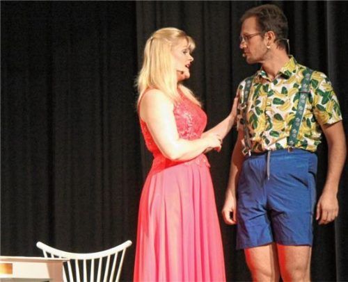 Fräulein Kitty (Katharina Wittmann) gefällt die Kleidung von Herrn Tobias (Tobias Gründl) nicht. Der wundert sich, warum er so nicht bei den Frauen ankommt.Foto von ahn