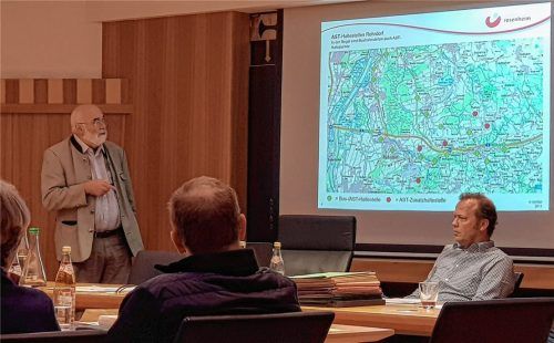 Franz Gerthner, Bereichsleiter bei den Stadtwerken (links), stellt den Rohrdorfer Gemeinderäten das Konzept des Anrufsammeltaxis vor. Auf der Karte zu sehen ist das Rohrdorfer Gemeindegebiet mit den bestehenden Bushaltestellen in Grün sowie in Rot Vorschläge für weitere Haltepunkte.Foto Thomae