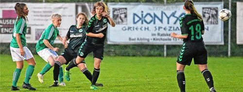 Franziska Harlander (Zweite von links) trifft zum Tor des Tages für Bad Aiblings Fußballdamen. Foto  Habermann