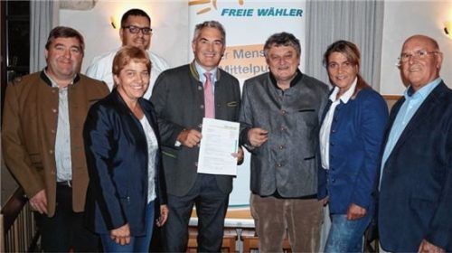 Freude über die Vereinigung: Sepp Lausch, Marga Knorek, Markus Nietmann, Sepp Hofer, Dr. Erwin Gutsmiedl, Barbara Stein und Hans Riedl.Foto re