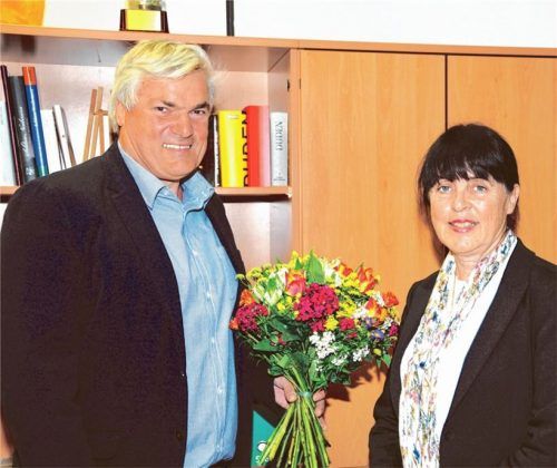 Freudestrahlend ins neue Amt: Bürgermeister Martin Schmid überreicht der neuen Rektorin Manuela Biersack einen Willkommensstrauß.Foto Reischl-Zehentbauer