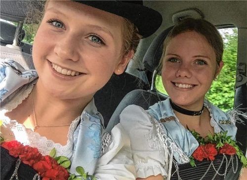 Freundinnen und begeisterte Trachtler: Ramona Daxlberger (15) und Melanie Rüth (21) waren bei dem schrecklichen Unfall am 20. November 2016 auf der Miesbacher Straße in Rosenheim ums Leben gekommen. Foto re