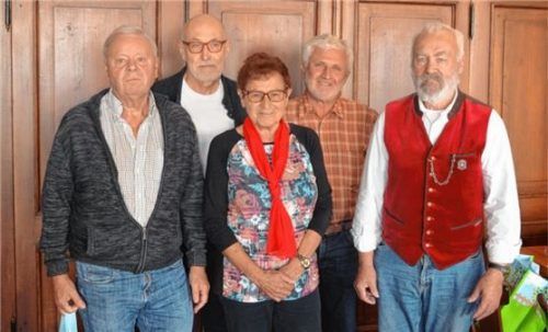 Freuten sich über ihre Platzierungen (von links): Friedrich Sayk (Schneiderpreis), Seniorenbeauftragter Dr. Berthold Suldinger, Leni Widmann (Damenpreis), Organisatoren Anderl Heiß und Sepp Warmedinger (zweiter Platz). Foto sel