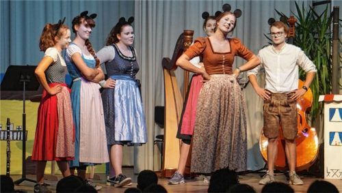 Für die Grundschulkinder schlüpften die Oberstufenschüler in die Rolle von Mäusen.Foto re