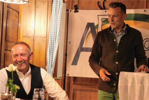 Für mehr Bürgernähe will Thomas Duxner (rechts) eintreten, der in der Nominierungsversammlung von Bündnis Aschau einstimmig von 37 Wahlberechtigten zum Bürgermeisterkandidaten gewählt wurde. In der Versammlung warb auch Ulli Maier (links), Kreisrat und designierter Landratskandidat der UWG und der WGW, um Unterstützung der neuen unabhängigen Wählergruppierung auf Landkreisebene.Foto  Von Ahn