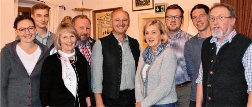FW-Gemeinderatskandidaten (von links): Theresa Fritz, Elias Gigler, Christina zur Hörst, Hans Fritz, Alois Holzmaier, Angelika Wachinger, Johann Astner, Andreas Ackermann, Michael Stuffer-Astner (nicht im Bild: Martin Collin). Foto re