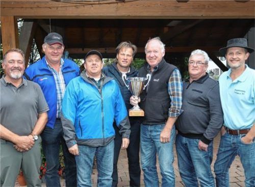 Gastgeber und Sieger: Der Vorstand des Hacklsteckenvereins mit Georg Meindl, Matthias Meindl, Martin Pongratz, Wolfgang Lanzinger und Georg Lanzinger gratulieren mit Sportreferent Hans Baumgartner dem Vorsitzenden des Trachtenvereins, Christian Mayerhofer (von links).Foto Höpfinger