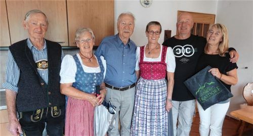 Gastgeberfamilie Ludwig und Burgi Schlosser bei der Ehrung von Hans Dlugay mit Bürgermeisterin Marianne Steindlmüller sowie Schwiegersohn und Tochter von Hans Dlugay (von links).Foto re