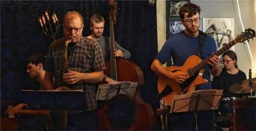 Gedränge auf der kleinen Bühne im „Le Pirate“. Rechts hinten: Band-Leaderin Mareike Wiening. Foto Friedrich