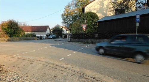 Gefährlicher Überweg zum Kinderhaus: Beim Einbiegen in die Straße „Ziegelberg“ wird die Kurve häufig geschnitten. Eine Verkehrsinsel könnte Abhilfe schaffen.Foto Gillhuber