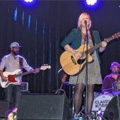 Claudia rockt die Halle