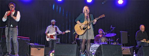 Gefielen dem Publikum in Ampfing: Claudia Koreck mit ihren Begleitmusikern Gunnar Graevert (Keyboard), Andi Bauer (Bass, Gesang), Oskar Kraus (Schlagzeug), Martin Kursawe (Gitarre).Foto  Sutherland