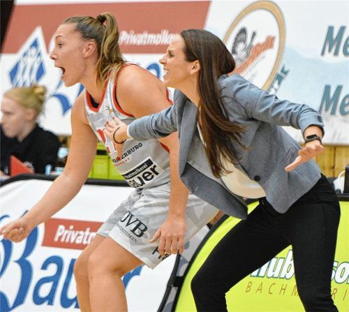 Engagiert am Spielfeldrand: Svenja Brunckhorst mit Trainerin Sidney Parsons. Foto  Hörndl