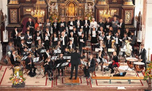 Gemeinsam für ein gutes Werk: Knapp 100 Sänger und Instrumentalisten sangen und musizierten für die renovierungsbedürftige Orgel in der Pfarrkirche Gars.Foto Münch